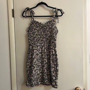 No Boundaries size M dress. Ruffles at bottom, stretchy bust, adjustable ties.
